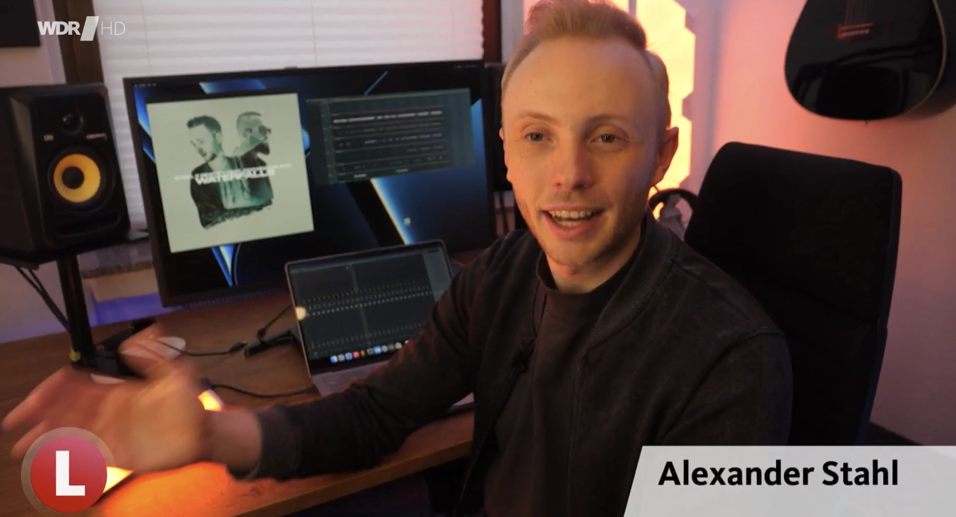 Alexander Stahl schaut in die Kamera und präsentiert sein Studio