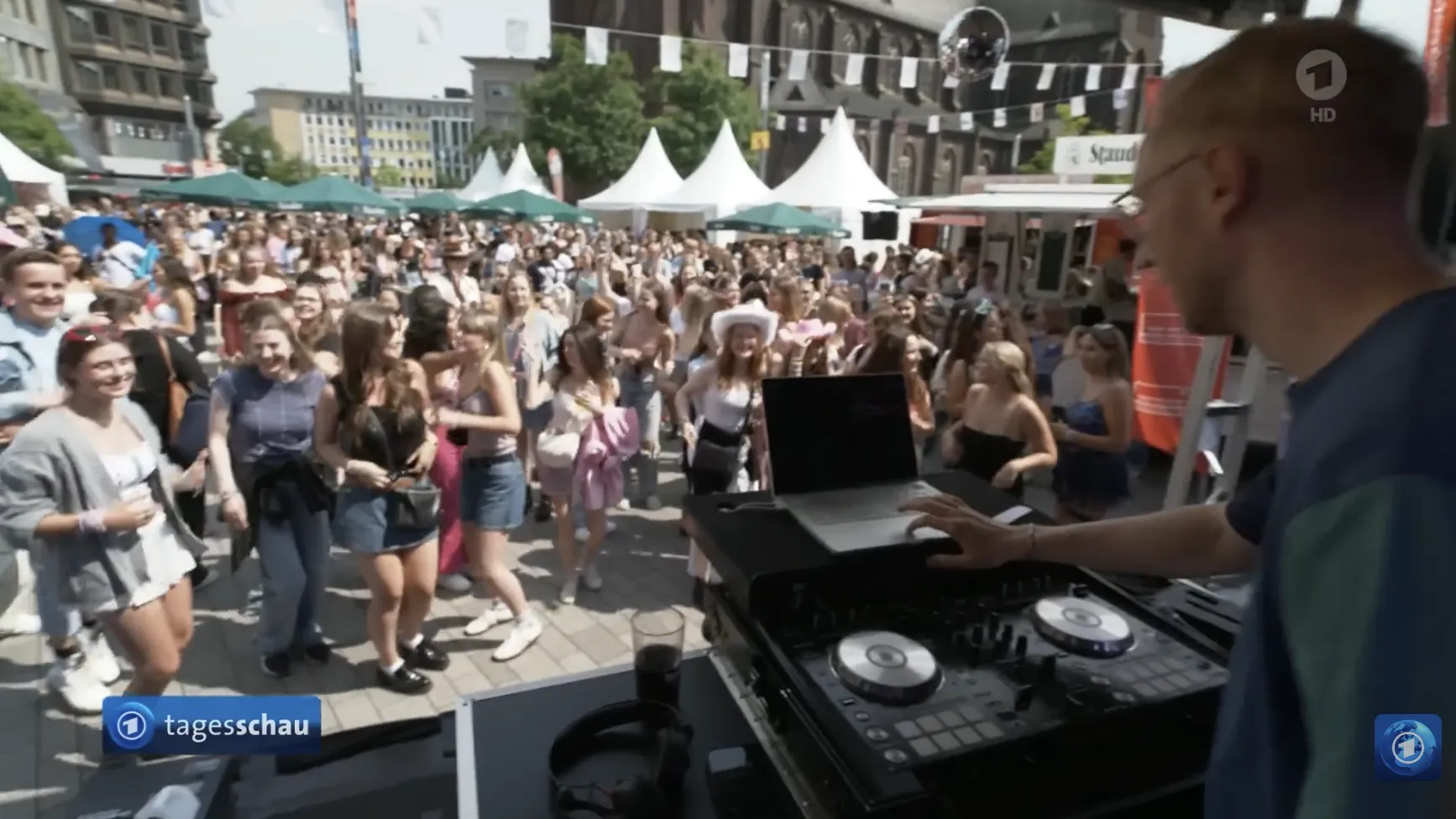 STEEL steht als DJ auf einer Bühne in Gelsenkirchen, es wird getanzt