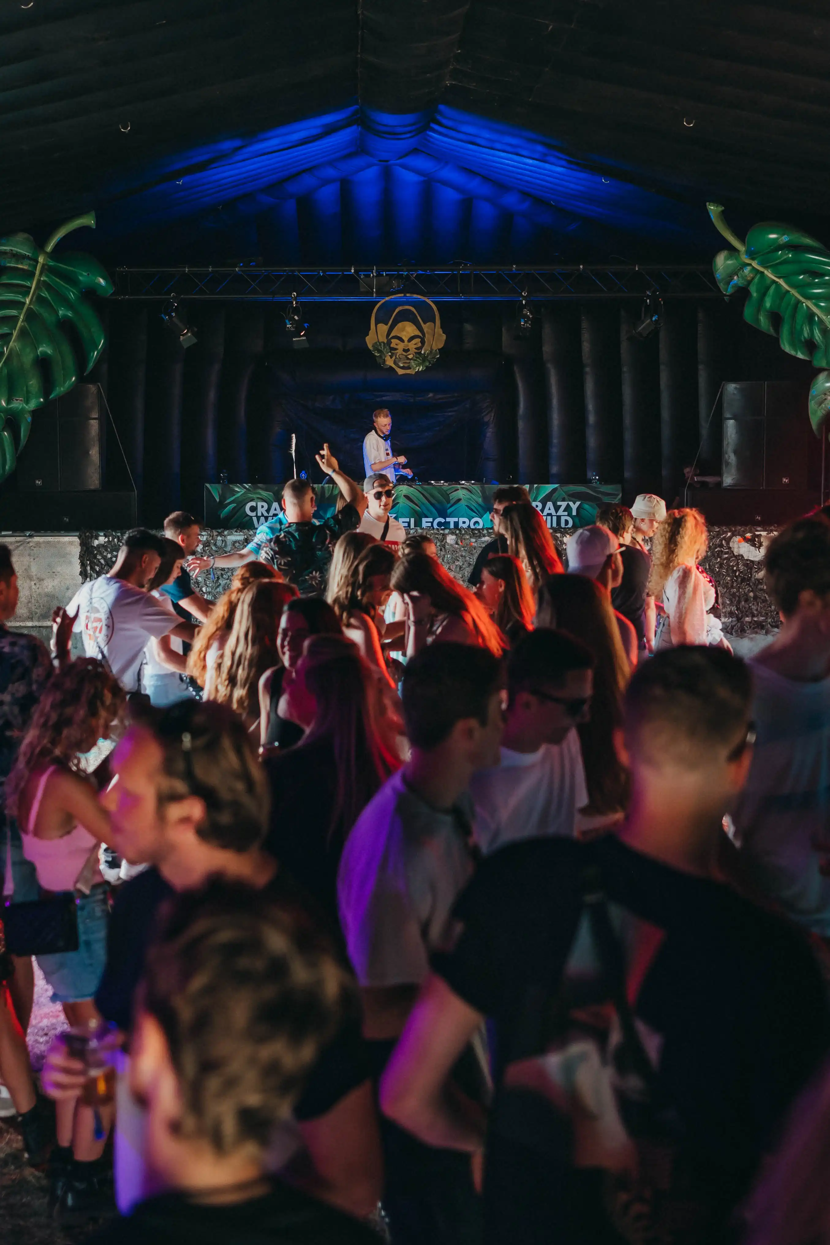 STEEL legt auf der Bühne von Electro Jungle beim Freshtival in Enschede auf. Foto: Sven Luppus