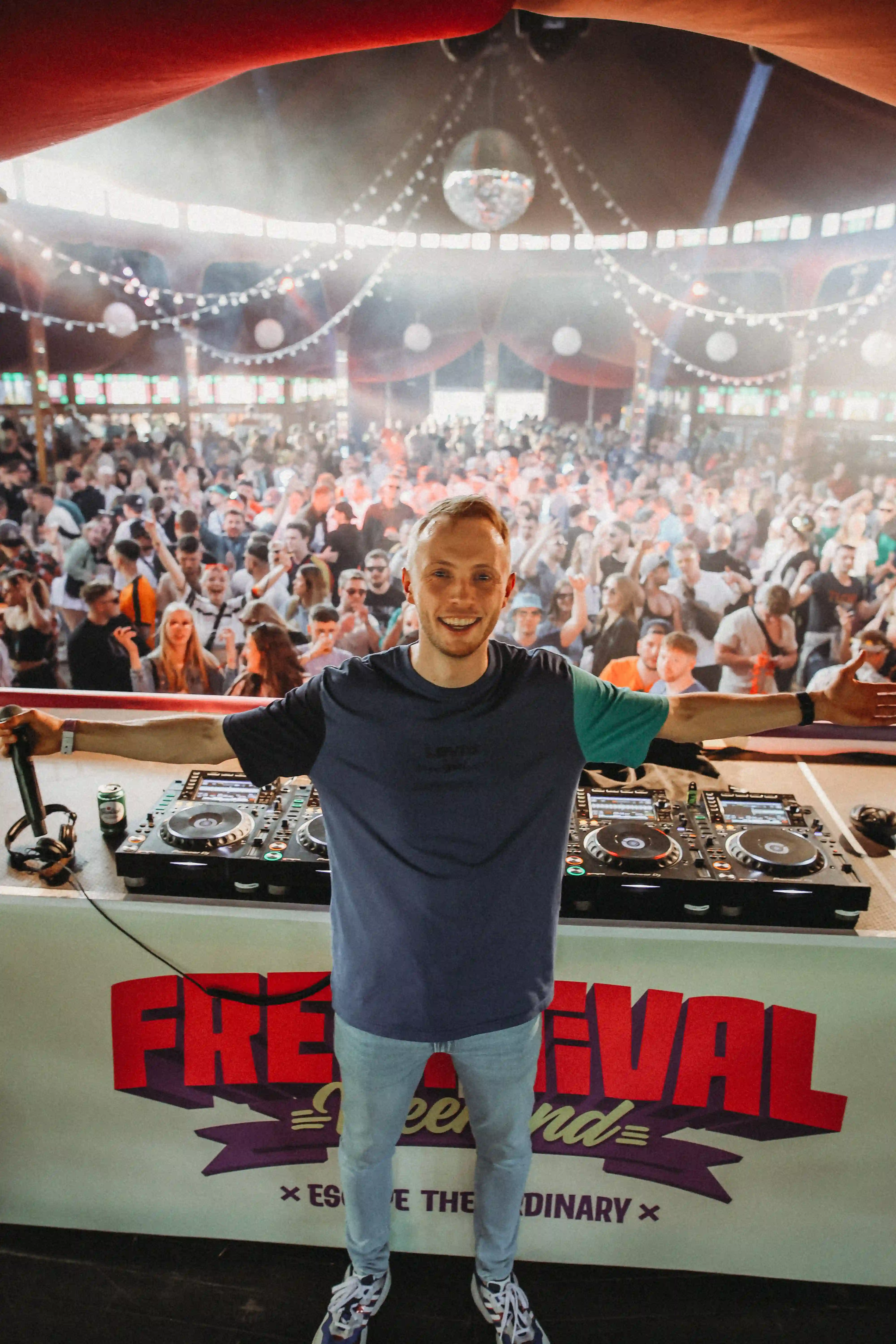 STEEL steht auf einer Festivalbühne beim Freshtival in Enschede. Foto: Sven Luppus