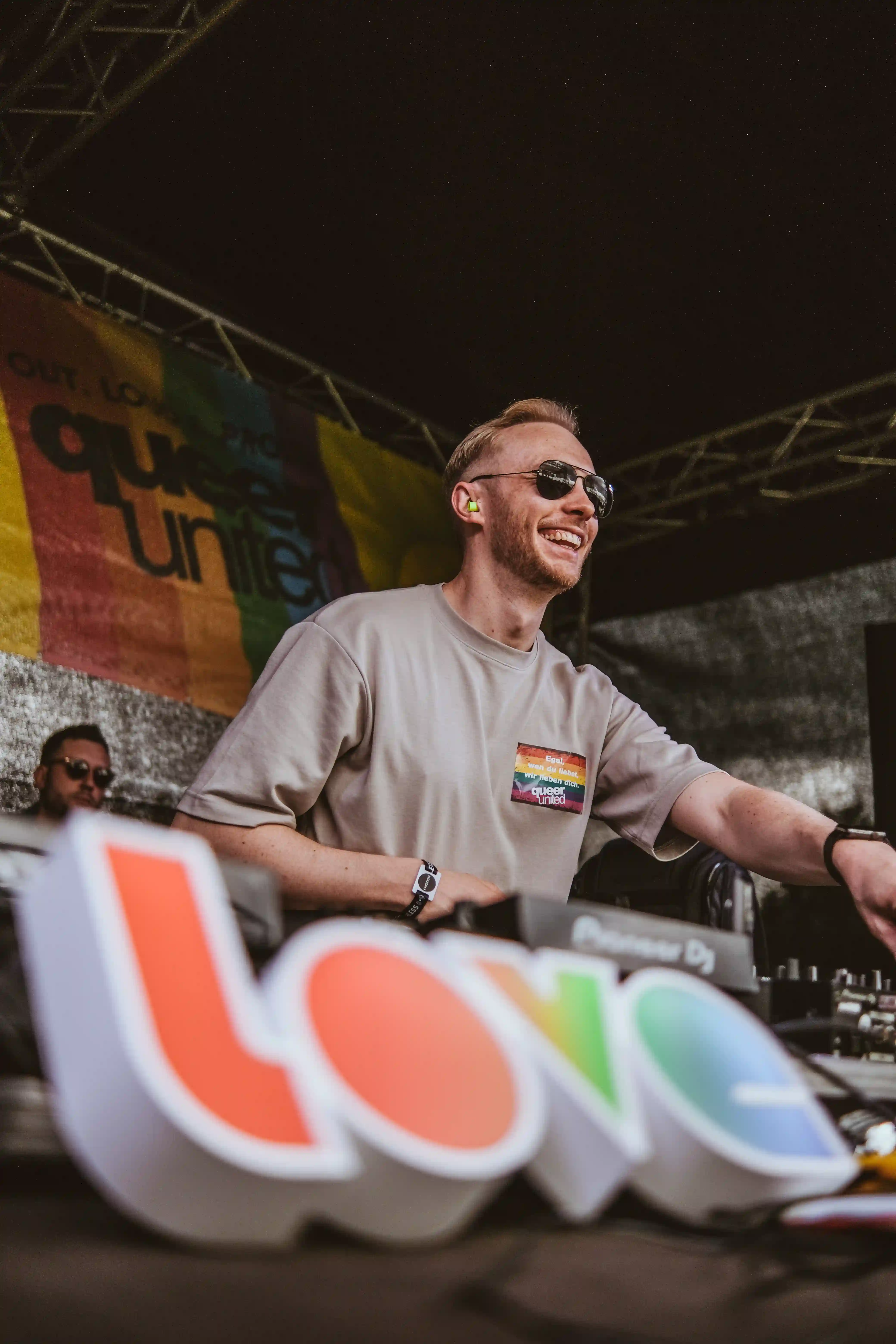STEEL lächelt und legt auf der Bühne von Queer United bei der Ruhr in Love in Oberhausen auf