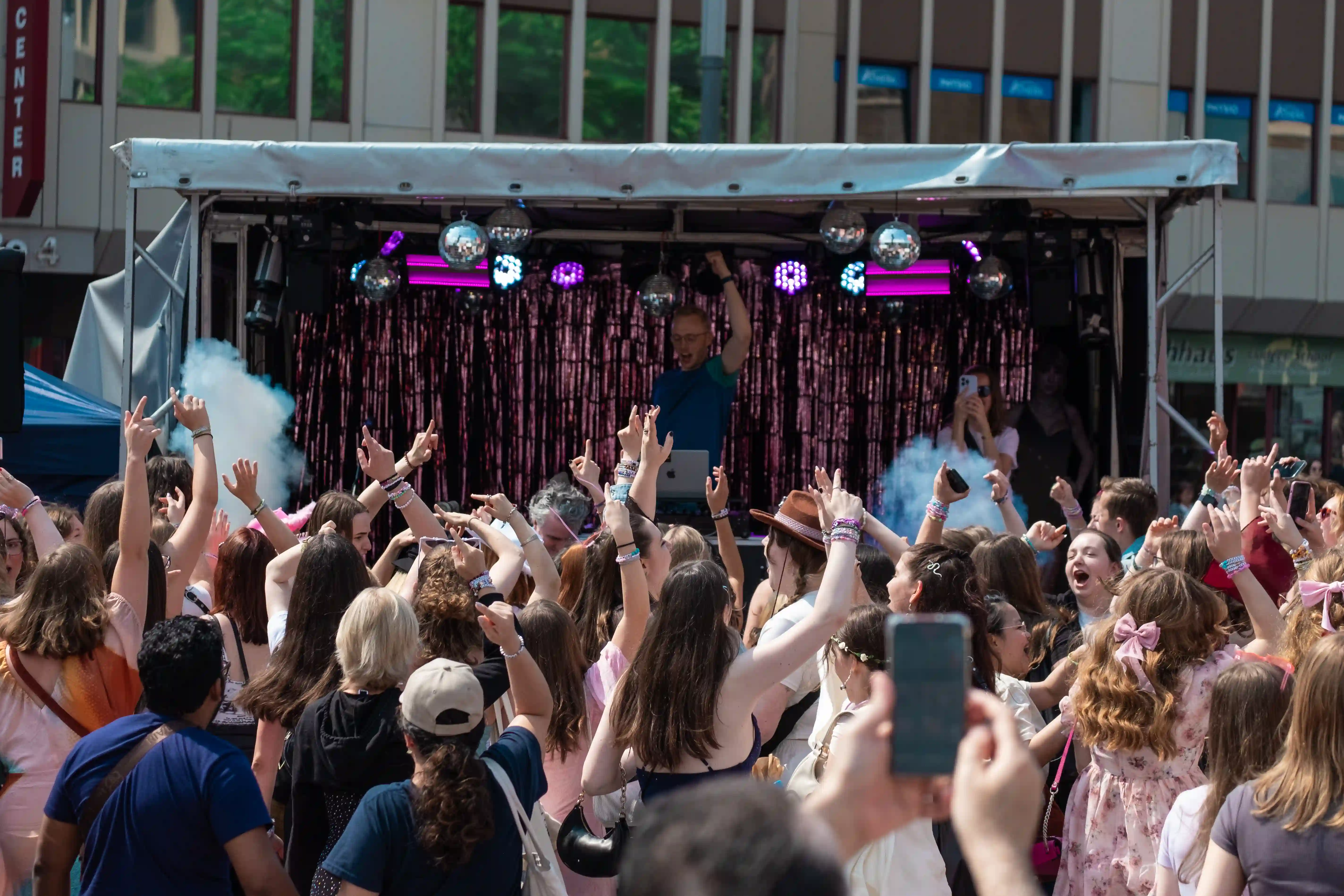 STEEL steht auf einer Bühne in Gelsenkirchen, im Vordergrund feiernde Fans. Foto: Sophia Dorra