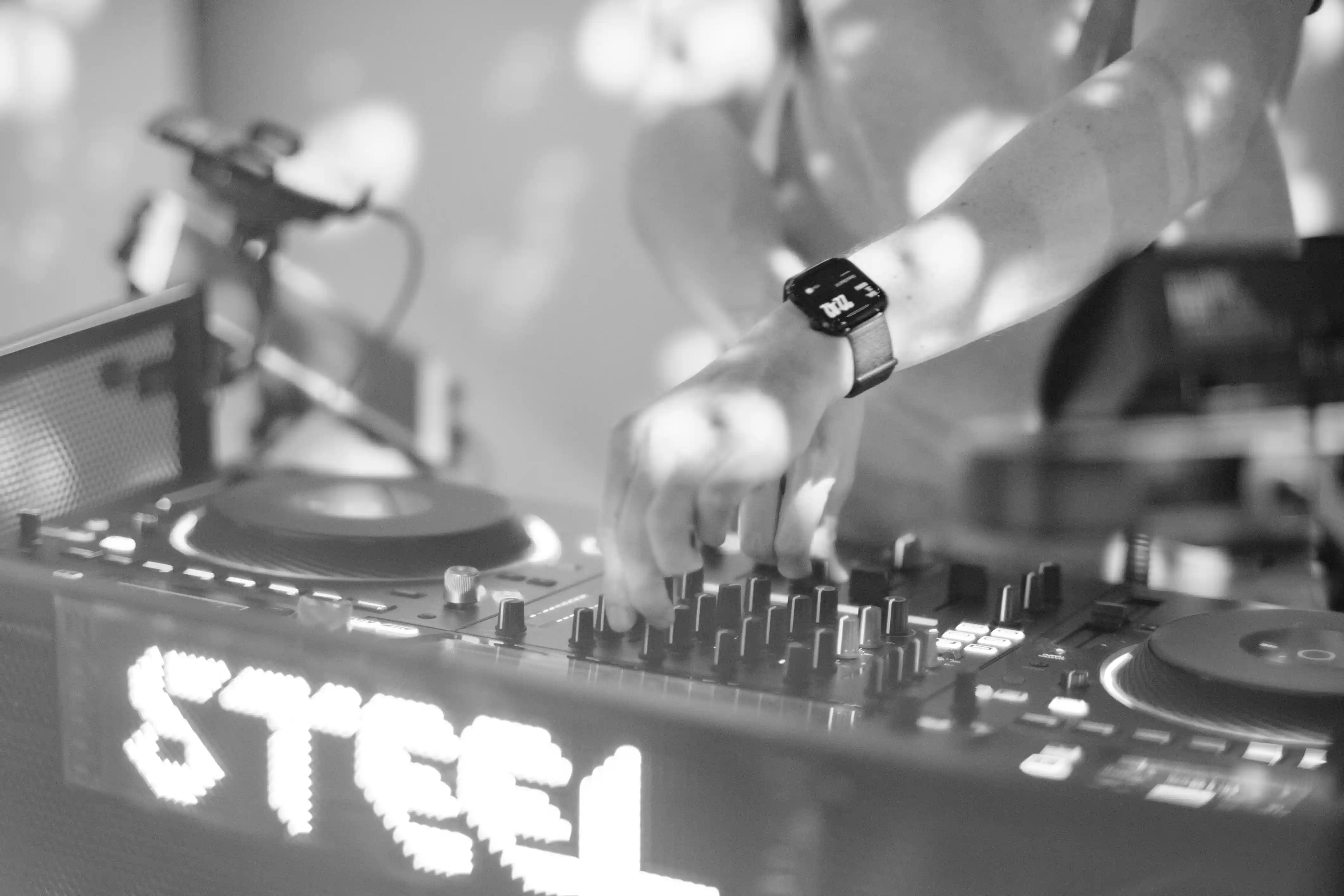Detailaufnahme: DJ-Hände am Mixer steuern den perfekten Beat für eine grandiose Hochzeitsparty. Foto: Florian Disque