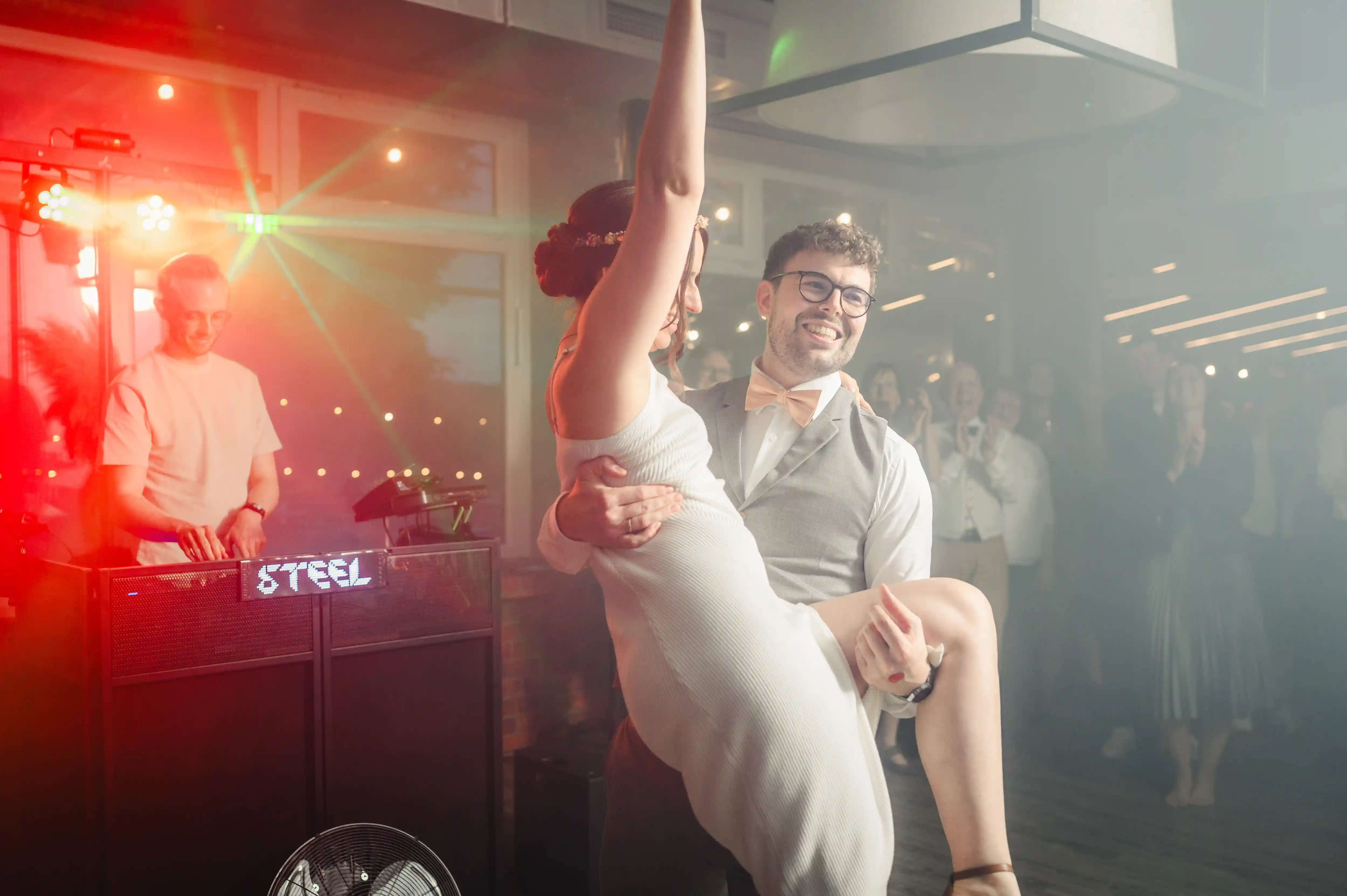 Ausgelassene Stimmung: Bräutigam trägt Braut auf der Tanzfläche im Frankys Wasserbahnhof Mülheim. Foto: Grubenglück