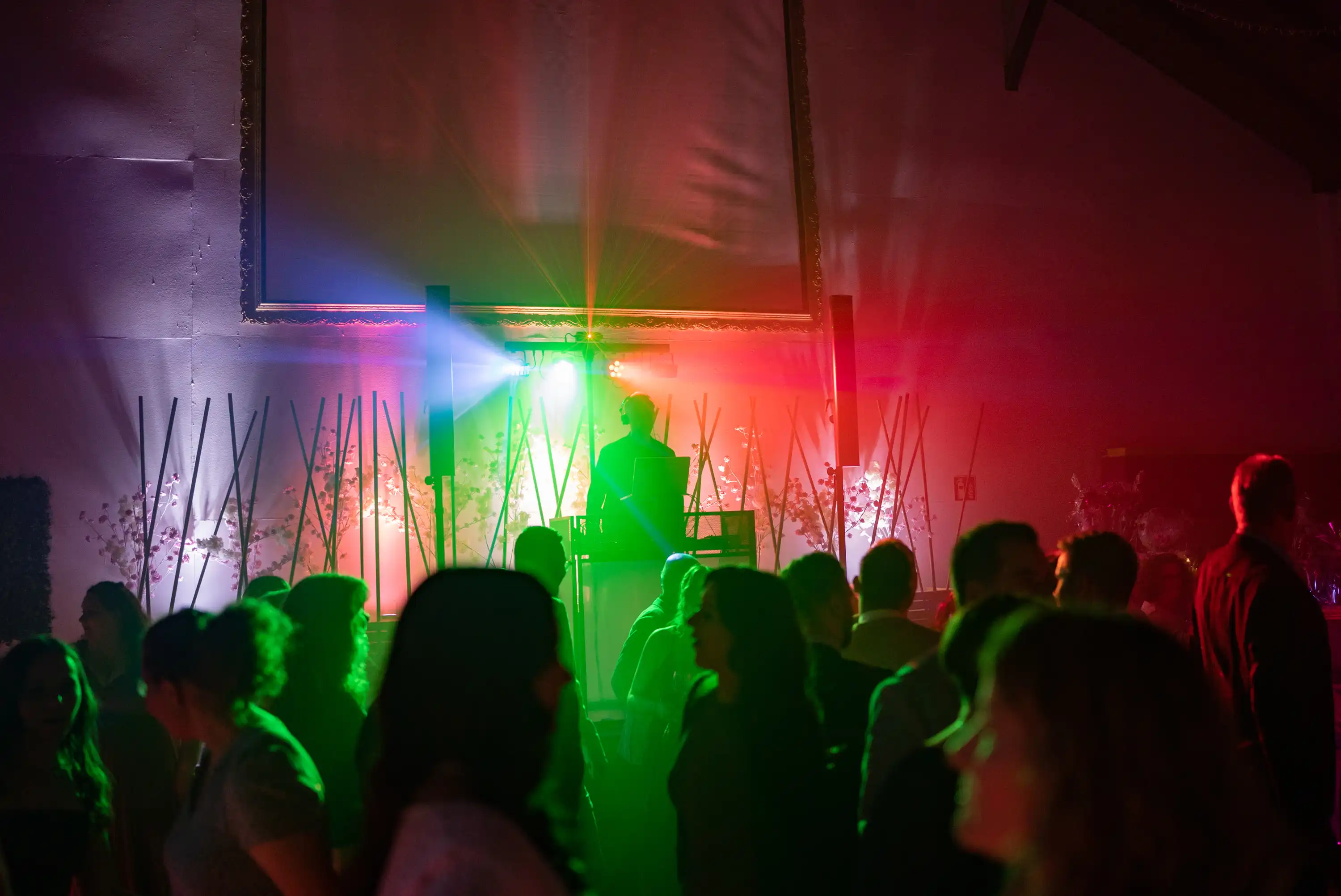 Bunte Lichttechnik und volle Tanzfläche in der Location Extrafein Witten mit STEEL als Hochzeits-DJ. Foto: Studio Cari